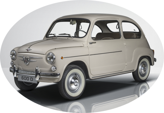 Coche clásico de color beige con ruedas blancas y diseño retro.