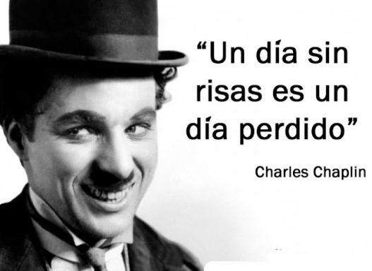 Retrato de Charlie Chaplin con la frase "Un día sin risas es un día perdido".
