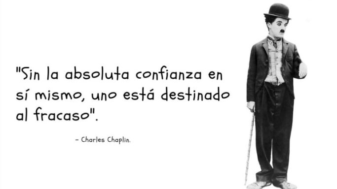 Charles Chaplin de pie con sombrero, sosteniendo un bastón y una cita sobre la confianza.