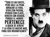Charles Chaplin con su icónico sombrero y bigote, citando sobre la vida y la pasión.