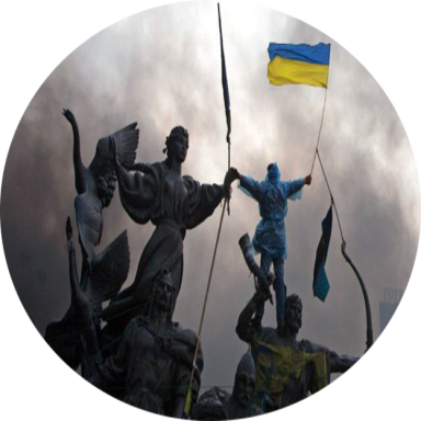 Estatuas de héroes sosteniendo banderas en un paisaje oscuro y nublado.