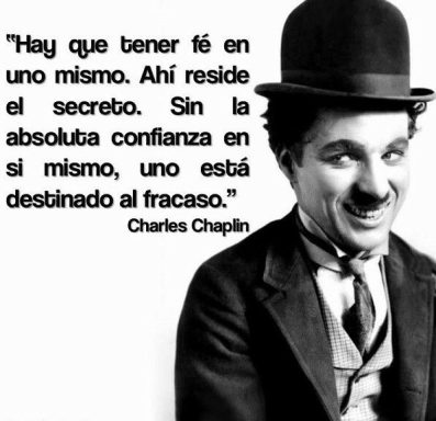 Retrato de Charles Chaplin con una cita sobre la confianza en uno mismo.