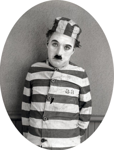 Hombre con bigote, vestido con uniforme de prisionero a rayas, mirando hacia la cámara.