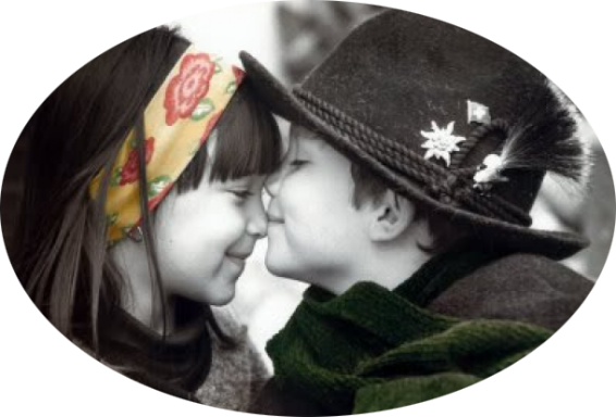 Niños sonrientes acercándose, con una bufanda y un sombrero de lana.