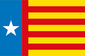 Bandera de Cataluña, con franjas rojas y amarillas y un triángulo azul con una estrella blanca.