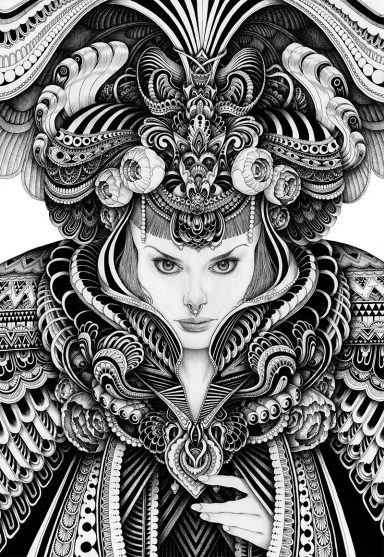 Mujer con un elaborada corona y detalles intrincados en un estilo artístico en blanco y negro.