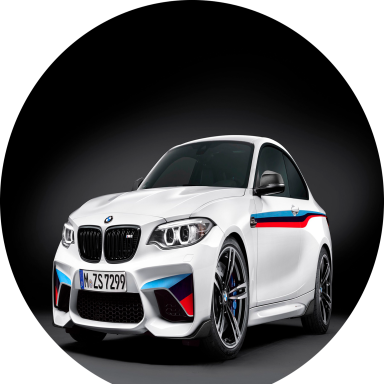 Coche deportivo BMW blanco con detalles en azul y rojo, fondo oscuro.